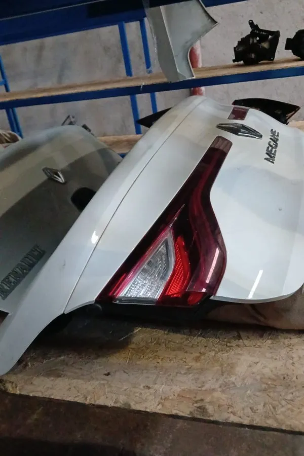 Renault Megane 4  Çıkma Bagaj Kapağı